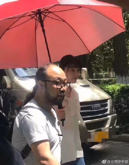 51歲溫碧霞出席活動,讓助理全程跪著打傘,沒教養的本質暴露了