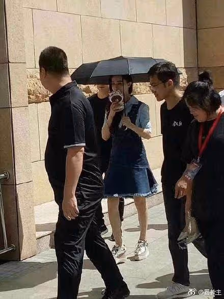 51歲溫碧霞出席活動,讓助理全程跪著打傘,沒教養的本質暴露了