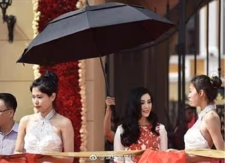 51歲溫碧霞出席活動,讓助理全程跪著打傘,沒教養的本質暴露了