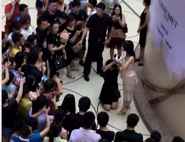 51歲溫碧霞出席活動,讓助理全程跪著打傘,沒教養的本質暴露了