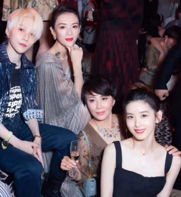 章子怡近照曝光,五官真抗打,穿V領禮服與劉嘉玲、奶茶妹妹同框,真不是年輕就能贏,網友:氣場很強
