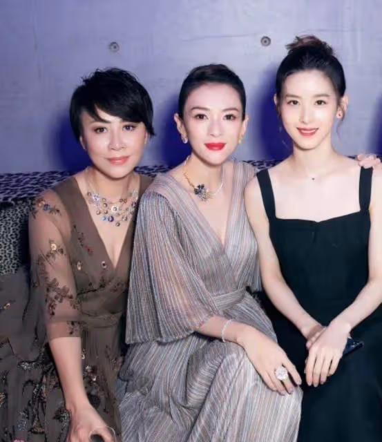 章子怡近照曝光,五官真抗打,穿V領禮服與劉嘉玲、奶茶妹妹同框,真不是年輕就能贏,網友:氣場很強
