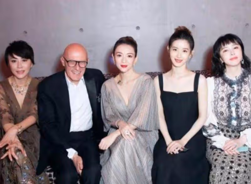 章子怡近照曝光,五官真抗打,穿V領禮服與劉嘉玲、奶茶妹妹同框,真不是年輕就能贏,網友:氣場很強