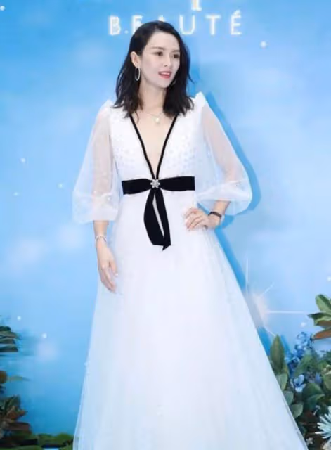 章子怡近照曝光,五官真抗打,穿V領禮服與劉嘉玲、奶茶妹妹同框,真不是年輕就能贏,網友:氣場很強