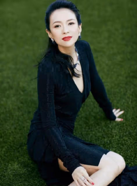 章子怡近照曝光,五官真抗打,穿V領禮服與劉嘉玲、奶茶妹妹同框,真不是年輕就能贏,網友:氣場很強