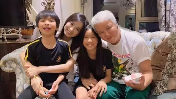 員工出賣張庭無P照!雙頰消風「眼袋炸出」,51歲老態現形, 真實膚況讓網友忍不住驚呼:原來之前是靠修圖