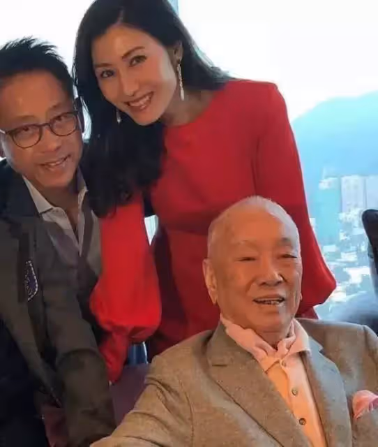 李嘉欣香港豪宅曝光!「超大面積別墅」周圍全都是森林,電梯貫穿整個樓層:戶外的莊園更氣派
