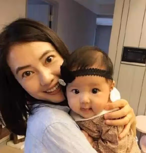 高圓圓女兒「抓周」，爺爺一臉苦笑：抓到了我們最不想她碰的東西