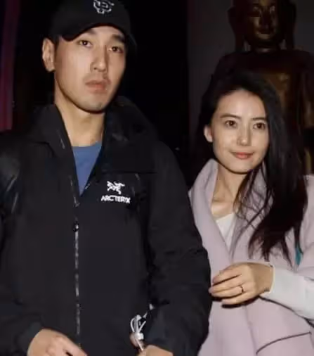 高圓圓女兒「抓周」，爺爺一臉苦笑：抓到了我們最不想她碰的東西