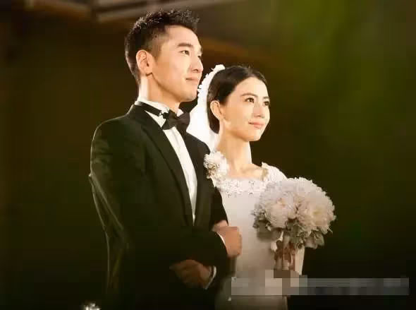 高圓圓女兒「抓周」，爺爺一臉苦笑：抓到了我們最不想她碰的東西