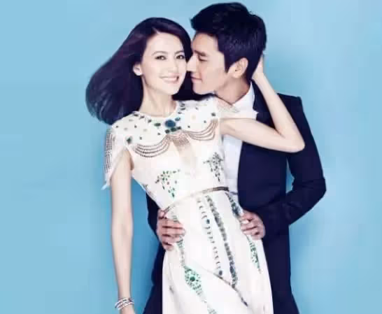 高圓圓女兒「抓周」，爺爺一臉苦笑：抓到了我們最不想她碰的東西