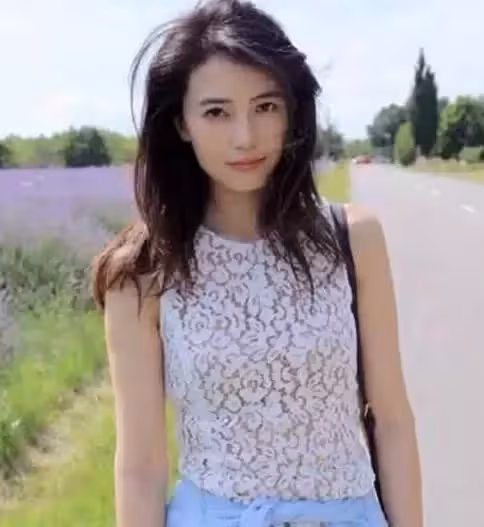 高圓圓女兒「抓周」，爺爺一臉苦笑：抓到了我們最不想她碰的東西