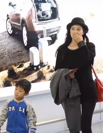 高圓圓女兒「抓周」，爺爺一臉苦笑：抓到了我們最不想她碰的東西
