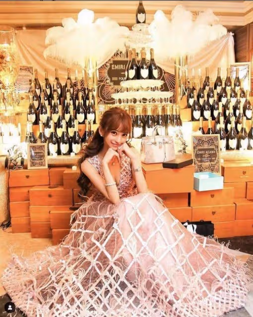33歲第一日女公關滴酒不沾卻年賺2億,揭18歲入行傳奇經歷