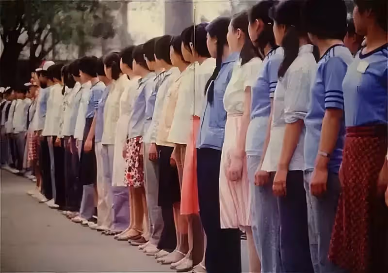 90年,高二女生幫助10歲陌生弟弟,27年後弟弟事業有成來報恩