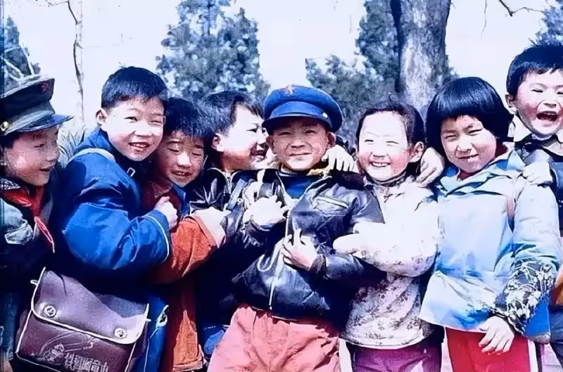 90年,高二女生幫助10歲陌生弟弟,27年後弟弟事業有成來報恩