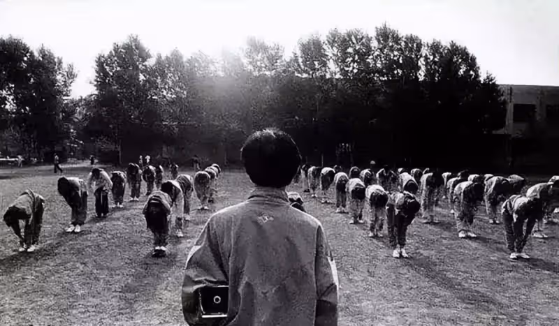 90年,高二女生幫助10歲陌生弟弟,27年後弟弟事業有成來報恩
