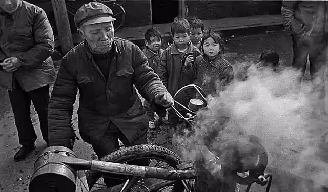 90年,高二女生幫助10歲陌生弟弟,27年後弟弟事業有成來報恩