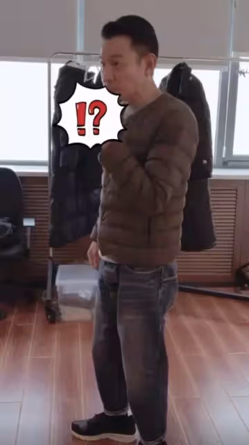 60歲劉德華後臺啃玉米現場曝光,打扮樸素身材瘦削,腳踝比手腕還細,毫不做作網友狂贊:太接地氣!