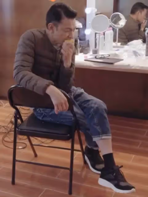 60歲劉德華後臺啃玉米現場曝光,打扮樸素身材瘦削,腳踝比手腕還細,毫不做作網友狂贊:太接地氣!