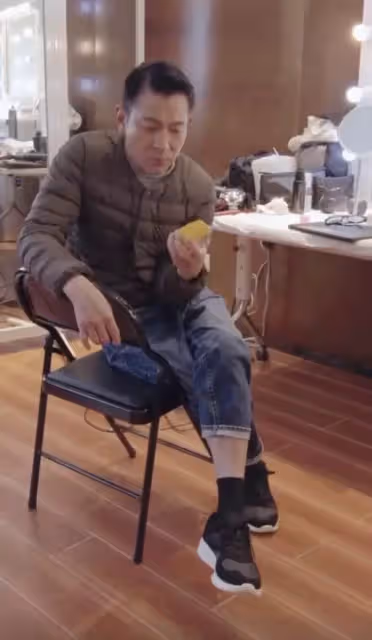 60歲劉德華後臺啃玉米現場曝光,打扮樸素身材瘦削,腳踝比手腕還細,毫不做作網友狂贊:太接地氣!
