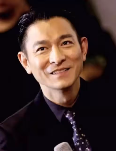 60歲劉德華後臺啃玉米現場曝光,打扮樸素身材瘦削,腳踝比手腕還細,毫不做作網友狂贊:太接地氣!