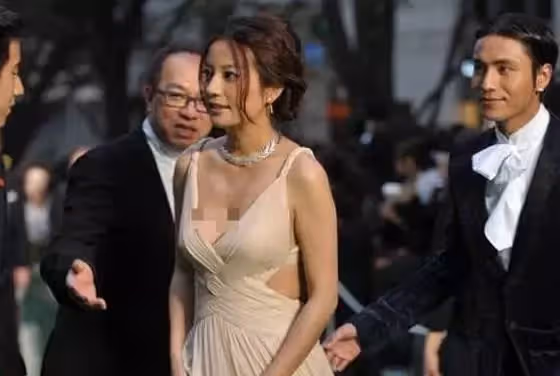 當45歲趙薇和51歲范文芳罕同框,一個美得自然,一個過分保養,網友:才知道美的差別