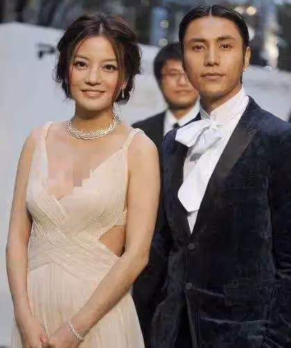當45歲趙薇和51歲范文芳罕同框,一個美得自然,一個過分保養,網友:才知道美的差別