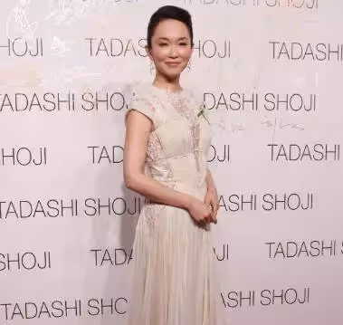 當45歲趙薇和51歲范文芳罕同框,一個美得自然,一個過分保養,網友:才知道美的差別