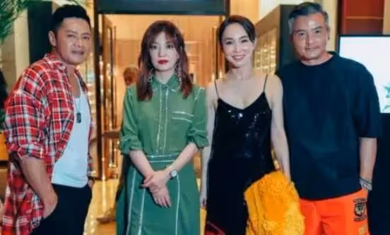 當45歲趙薇和51歲范文芳罕同框,一個美得自然,一個過分保養,網友:才知道美的差別
