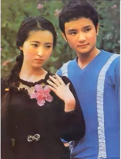無法重拍的「20大明星合照」,「梅豔芳張國榮」留給歌迷的只剩追憶,五虎將絕版搞怪合影!
