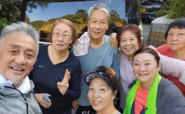 周潤發跑步隊大咖雲集,「蹲下給隊員按腿」沒架子,被眾星圍在中央,網友:明星跑步隊在不斷地擴大