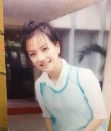 趙薇的學生時代有多美?舊照曝光「青澀大氣不失天然美」 黃曉明承認「一見鐘情」告白3次被拒