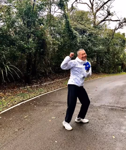 63歲資深男星「自爆手抖20年」以為是巴金森氏症　開腦手術「全程無麻醉」痛到不行：想到就怕