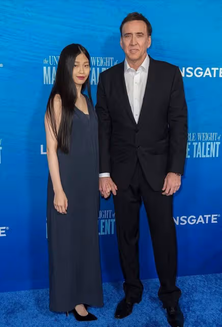 尼古拉斯凱奇攜妻走紅毯!嬌妻穿藍裙遮孕肚,31歲大兒子像流浪漢