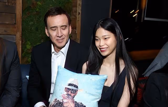 尼古拉斯凱奇攜妻走紅毯!嬌妻穿藍裙遮孕肚,31歲大兒子像流浪漢