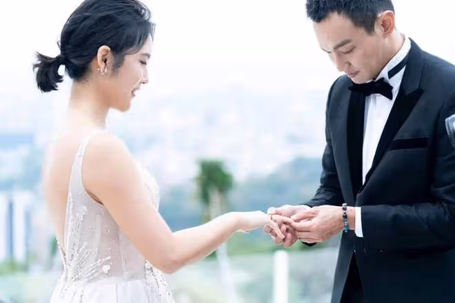 36歲男星與女友登記結婚！喜曬驚喜禮物，女方身材發福被疑懷孕
