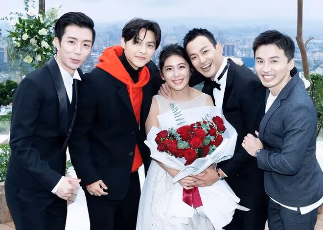 36歲男星與女友登記結婚！喜曬驚喜禮物，女方身材發福被疑懷孕