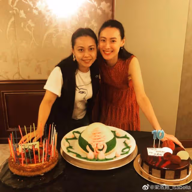 32歲梁洛施拎環保袋購物「穿廉價衣物」,無貴婦范似工作人員,複出狀態令人驚豔。