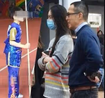 32歲梁洛施拎環保袋購物「穿廉價衣物」,無貴婦范似工作人員,複出狀態令人驚豔。