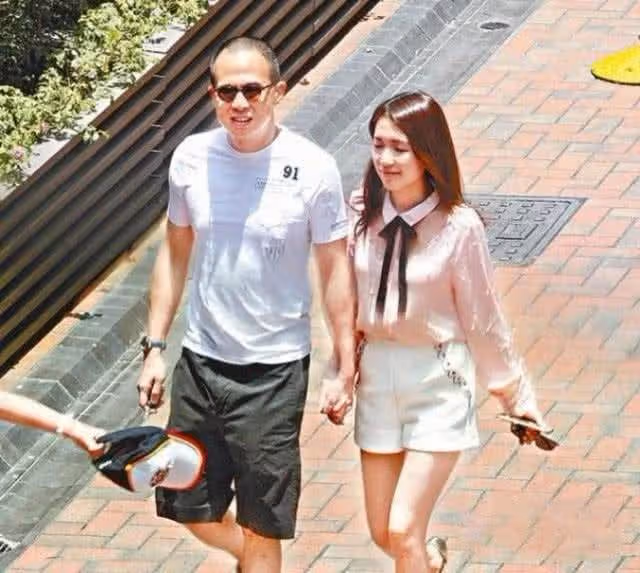 32歲梁洛施拎環保袋購物「穿廉價衣物」,無貴婦范似工作人員,複出狀態令人驚豔。