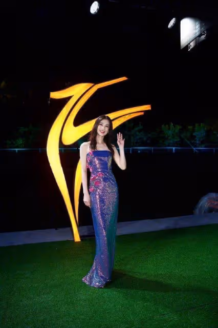 黃聖依又美出新高度了!穿亮片緊身裙美成人魚公主,這腰臀比好絕