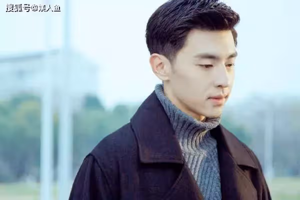 30歲鄧倫的兢兢業業:努力十年的「一副好牌」,卻被他打得稀巴爛!