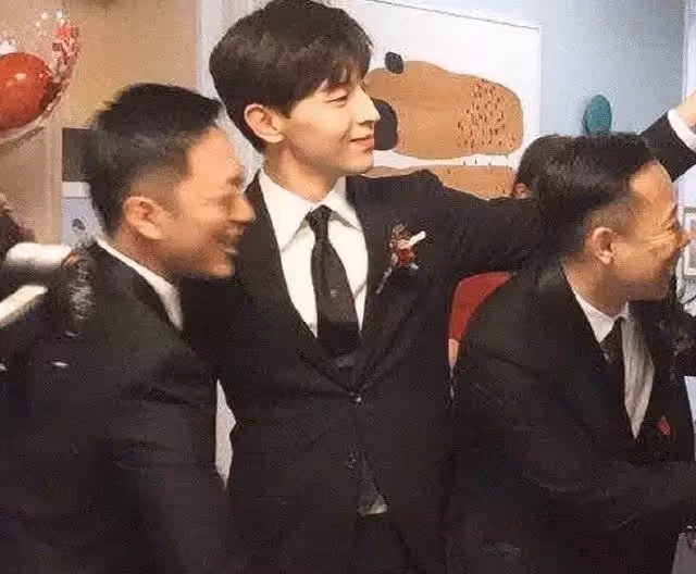 鄧倫當伴郎上熱搜,我卻注意生圖下他的顏值,這狀態太真實了