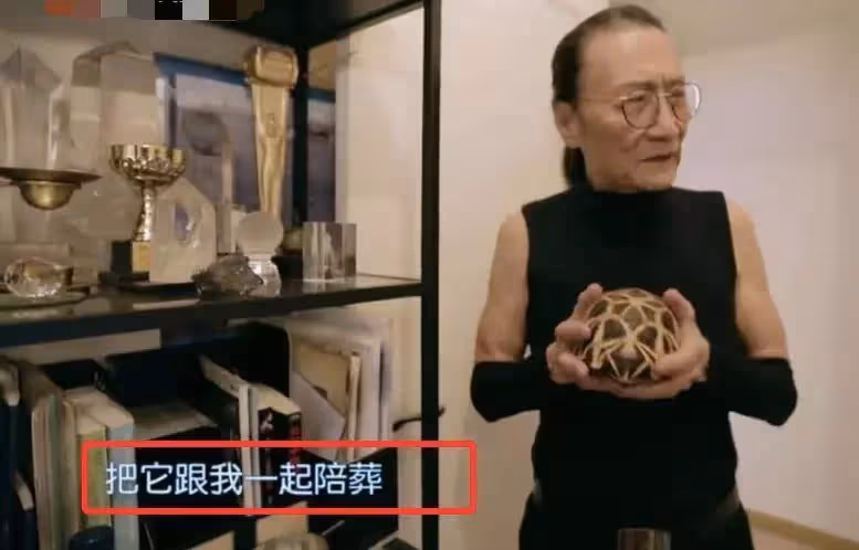 謝賢近照曝光，成孤寡老人「盯著謝霆鋒的照片發呆」，自曝已經選好陪葬品，網友：回頭太晚了
