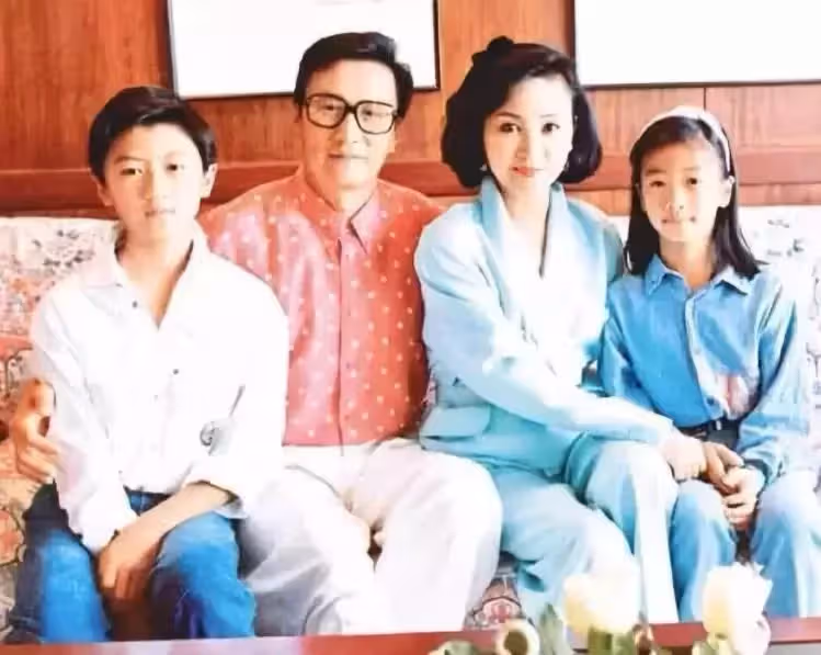 謝賢近照曝光，成孤寡老人「盯著謝霆鋒的照片發呆」，自曝已經選好陪葬品，網友：回頭太晚了