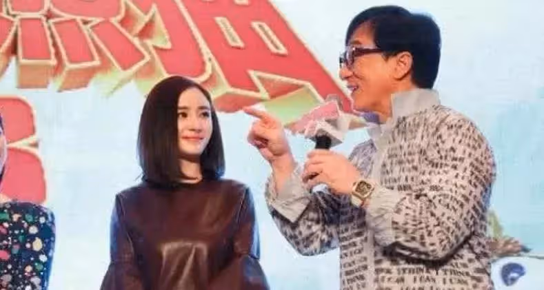 楊冪17歲舊照曝光!與49歲成龍拍廣告被摟住,網友:整沒整容一眼看出