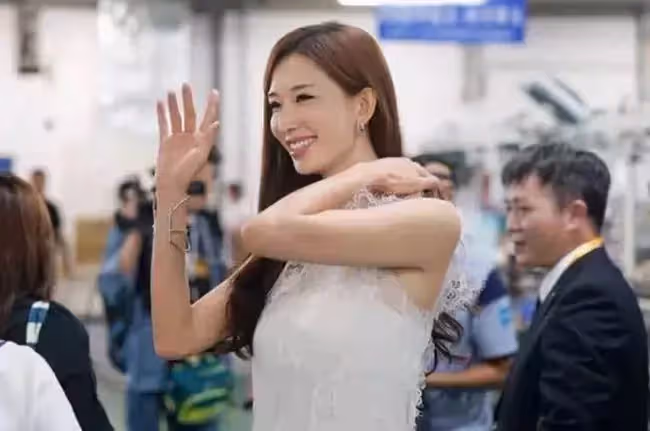 形象代言人林志玲來實地參觀,衣著樸素排面小,網讚:毫無明星架子