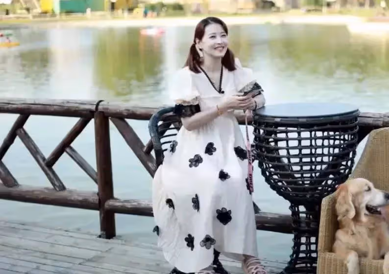 周海媚越活越年輕,穿公主裙還扎雙馬尾好俏皮,看著哪像55歲的人