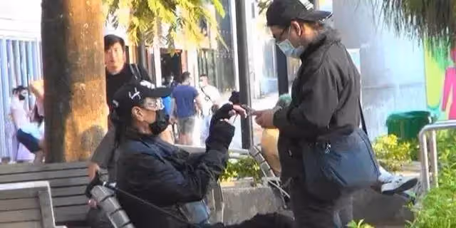 謝霆鋒父親謝賢拄拐現身,走路不穩差點摔倒,85歲長期獨居惹心酸